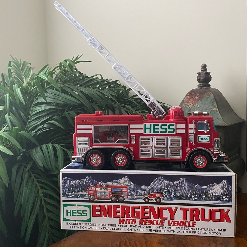 Hess Emergency Truck 2005 with Rescue Vehicle